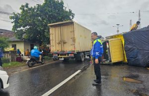 Diduga Lindas Jalan Berlubang, Mobil Terbalik di Depan SPBE Jatisari Mobil Terbalik di Jatisari Karawang Akibat Kehilangan Kendali. (AlexaPodcast.ID)