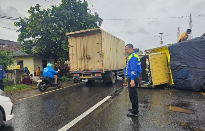 Diduga Lindas Jalan Berlubang, Mobil Terbalik di Depan SPBE Jatisari Mobil Terbalik di Jatisari Karawang Akibat Kehilangan Kendali. (AlexaPodcast.ID)