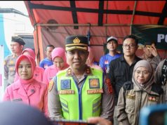 Kapolres Karawang dan Ketua Bhayangkari Tinjau Banjir Karangligar, Pastikan Air Bersih dan Layanan Kesehatan Warga Kapolres Karawang Salurkan Bantuan dan Pantau Posko Kesehatan. (AlexaPodcast.ID)