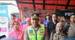 Kapolres Karawang dan Ketua Bhayangkari Tinjau Banjir Karangligar, Pastikan Air Bersih dan Layanan Kesehatan Warga Kapolres Karawang Salurkan Bantuan dan Pantau Posko Kesehatan. (AlexaPodcast.ID)