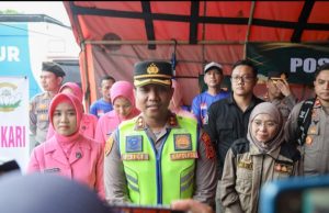 Kapolres Karawang dan Ketua Bhayangkari Tinjau Banjir Karangligar, Pastikan Air Bersih dan Layanan Kesehatan Warga Kapolres Karawang Salurkan Bantuan dan Pantau Posko Kesehatan. (AlexaPodcast.ID)
