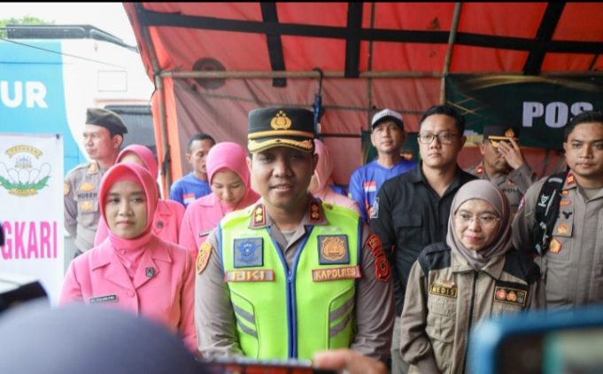 Kapolres Karawang dan Ketua Bhayangkari Tinjau Banjir Karangligar, Pastikan Air Bersih dan Layanan Kesehatan Warga Kapolres Karawang Salurkan Bantuan dan Pantau Posko Kesehatan. (AlexaPodcast.ID)