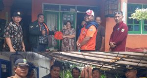 Kades Sampalan Kunjungi Warga Terdampak Banjir dan Beri Bantuan Kades Sampalan, Jamaludin, Beri bantuan warga terdampak banjir. (AlexaPodcast.ID)