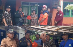 Kades Sampalan Kunjungi Warga Terdampak Banjir dan Beri Bantuan Kades Sampalan, Jamaludin, Beri bantuan warga terdampak banjir. (AlexaPodcast.ID)