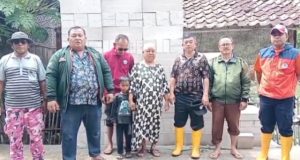 Kades dan Camat Gerak Cepat, Rumah Warga Sampalan yang Tak Layak Huni Kini Dibangun Kepala Desa Sampalan dan Camat Kutawaluya. (AlexaPodcast.ID)