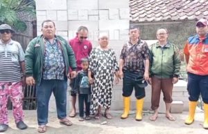 Kades dan Camat Gerak Cepat, Rumah Warga Sampalan yang Tak Layak Huni Kini Dibangun Kepala Desa Sampalan dan Camat Kutawaluya. (AlexaPodcast.ID)