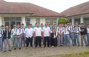 Dari Bangku Sekolah ke Dunia Kerja, SMKN 1 Batujaya Fasilitasi Siswa Kelas 12 Tes Ijon Serap Dunia Industri Siswa SMKN Batujaya Ikuti Tes Ijon BKK. (AlexaPodcast.ID)