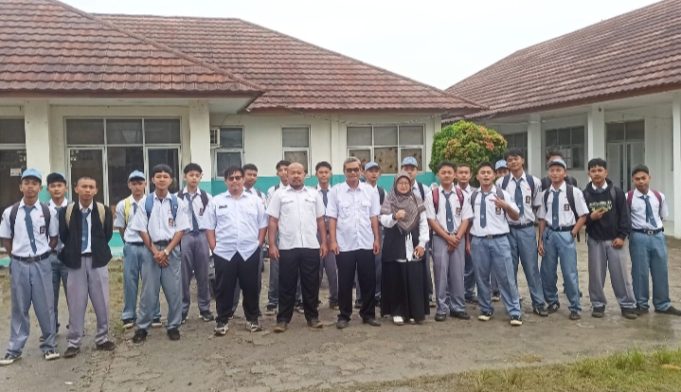 Dari Bangku Sekolah ke Dunia Kerja, SMKN 1 Batujaya Fasilitasi Siswa Kelas 12 Tes Ijon Serap Dunia Industri Siswa SMKN Batujaya Ikuti Tes Ijon BKK. (AlexaPodcast.ID)