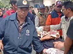 Camat Kutawaluya Evakuasi Lansia Sakit Korban Banjir di Desa Sindangmukti Camat Kutawaluya, Karta Wijaya evakuasi lansia korban banjir. (AlexaPodcast.ID)