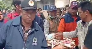 Camat Kutawaluya Evakuasi Lansia Sakit Korban Banjir di Desa Sindangmukti Camat Kutawaluya, Karta Wijaya evakuasi lansia korban banjir. (AlexaPodcast.ID)