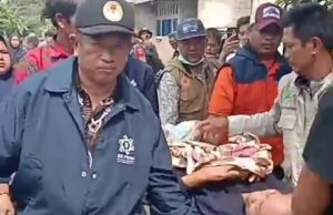 Camat Kutawaluya Evakuasi Lansia Sakit Korban Banjir di Desa Sindangmukti Camat Kutawaluya, Karta Wijaya evakuasi lansia korban banjir. (AlexaPodcast.ID)