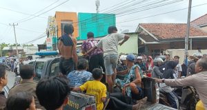 Tim Gabungan Temukan Korban Tenggelam Akibat Banjir di Rengasdengklok Warga Karyasari yang Tenggelam Saat Banjir Ditemukan Tak Bernyawa. (AlexaPodcast.ID)