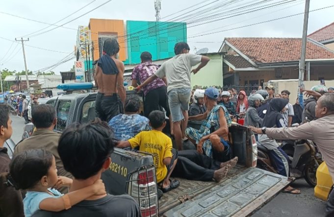 Tim Gabungan Temukan Korban Tenggelam Akibat Banjir di Rengasdengklok Warga Karyasari yang Tenggelam Saat Banjir Ditemukan Tak Bernyawa. (AlexaPodcast.ID)