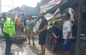 Kecelakaan Beruntun di Telagasari, Minibus Tabrak 3 Motor hingga Hantam Alfamart Laka Beruntun Libatkan Minibus dan Tiga Motor di Telagasari. (AlexaPodcast.ID)
