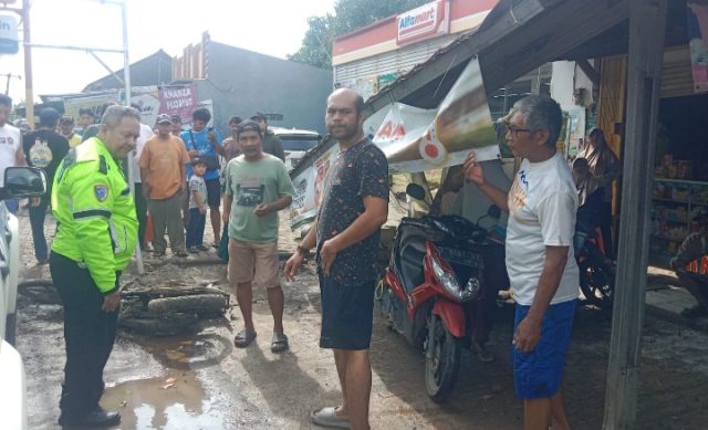 Laka Beruntun Libatkan Minibus dan Tiga Motor di Telagasari. (AlexaPodcast.ID) Laka Beruntun Libatkan Minibus dan Tiga Motor di Telagasari. (AlexaPodcast.ID)