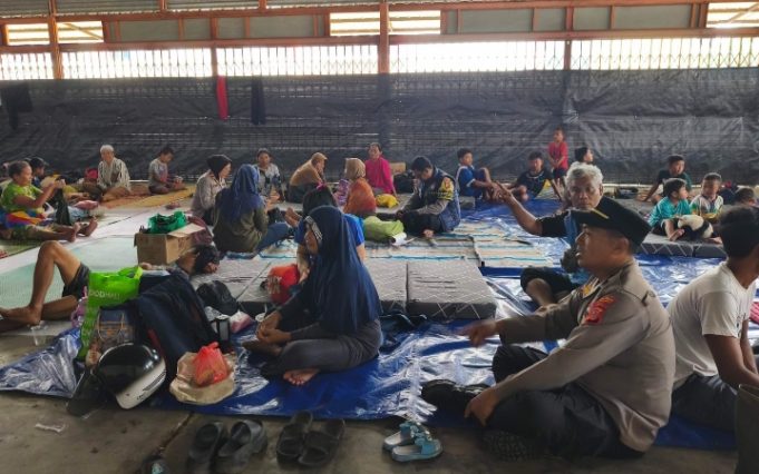 Polres Karawang Salurkan Bantuan dan Layanan Kesehatan bagi Korban Banjir Polres Karawang Fokus Pengamanan dan Pelayanan Pengungsi. (AlexaPodcast.ID)