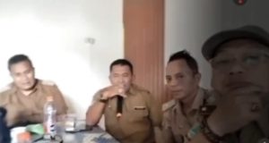 Masih Pakai Seragam, Empat Kades Karawang Diduga Karaoke di Jam Kerja Empat Kepala Desa di Karawang, lagi asik karaoke. (AlexaPodcast.ID)