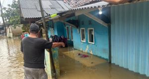 Diduga Terpeleset dan Tenggelam, Seorang Lansia Meninggal Dunia di Area Banjir Karangligar Lansia Tewas di Area Banjir Karangligar. (AlexaPodcast.ID) 
