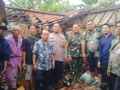 Hujan Deras Robohkan Rumah Warga Plawad, Lurah Turun Langsung ke Lokasi Lurah Turun Langsung dan Imbau Warga Waspada. (AlexaPodcast.ID)