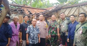 Hujan Deras Robohkan Rumah Warga Plawad, Lurah Turun Langsung ke Lokasi Lurah Turun Langsung dan Imbau Warga Waspada. (AlexaPodcast.ID)