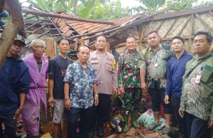 Hujan Deras Robohkan Rumah Warga Plawad, Lurah Turun Langsung ke Lokasi Lurah Turun Langsung dan Imbau Warga Waspada. (AlexaPodcast.ID)