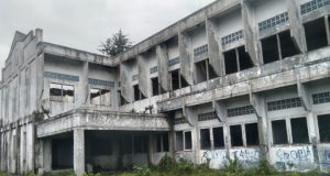 Dulu Pusat Layanan Kesehatan, Kini Eks RS Arjawinangun Jadi Bangunan Angker Eks RSUD Arjawinangun Terbengkalai. (AlexaPodcast.ID)