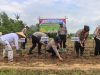 Dukung Swasembada Pangan 2026, Polresta Cirebon Tanam Jagung di Lahan 29 Hektare Polresta Cirebon Bersama Petani Tanam Jagung Serentak Perkuat Ketahanan Pangan. (AlexaPodcast.ID)