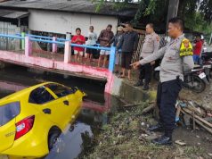 Polres Karawang Tangani Laka Lantas di Rengasdengklok, Pengemudi Diamankan Mobil Terjun ke Kali di Kertasari Rengasdengklok. (AlexaPodcast.ID)