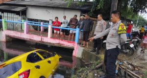 Polres Karawang Tangani Laka Lantas di Rengasdengklok, Pengemudi Diamankan Mobil Terjun ke Kali di Kertasari Rengasdengklok. (AlexaPodcast.ID)