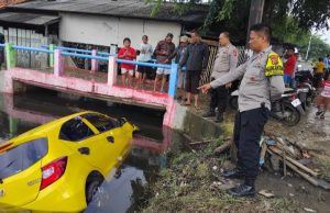 Polres Karawang Tangani Laka Lantas di Rengasdengklok, Pengemudi Diamankan Mobil Terjun ke Kali di Kertasari Rengasdengklok. (AlexaPodcast.ID)