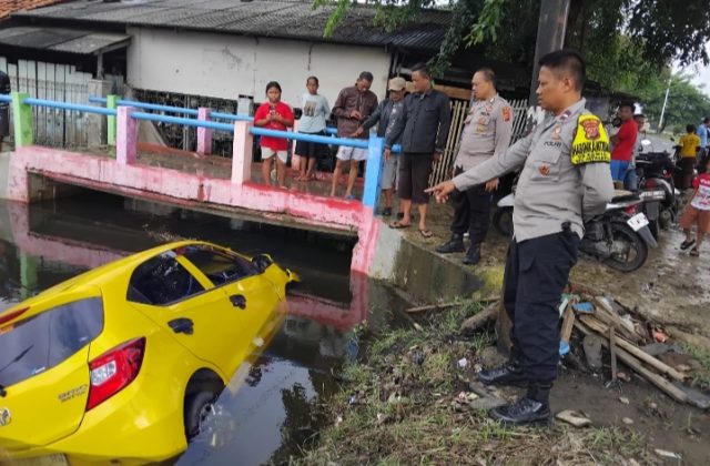 Mobil Terjun ke Kali di Kertasari Rengasdengklok. (AlexaPodcast.ID)