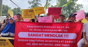 Warga Guro 2 Gelar Aksi, Tanpa Sosialisasi Penutupan Jalan Stadion Karawang Diprotes Penutupan Jalan Stadion Diprotes Warga Karawang Wetan. (AlexaPodcast.ID)