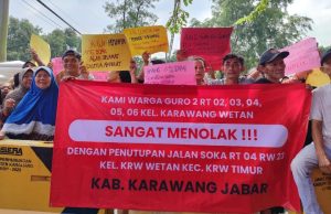 Warga Guro 2 Gelar Aksi, Tanpa Sosialisasi Penutupan Jalan Stadion Karawang Diprotes Penutupan Jalan Stadion Diprotes Warga Karawang Wetan. (AlexaPodcast.ID)