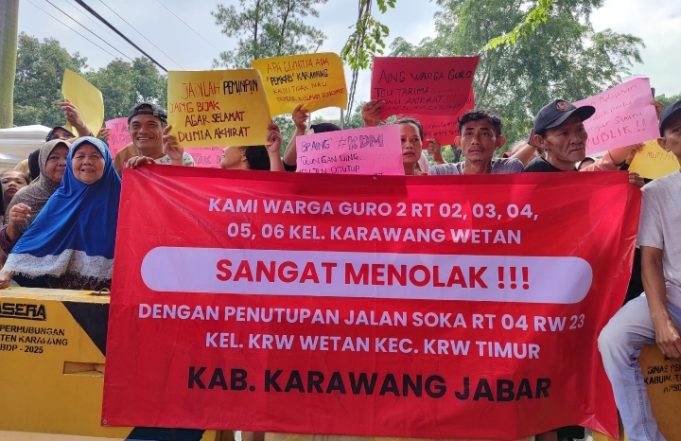 Warga Guro 2 Gelar Aksi, Tanpa Sosialisasi Penutupan Jalan Stadion Karawang Diprotes Penutupan Jalan Stadion Diprotes Warga Karawang Wetan. (AlexaPodcast.ID)