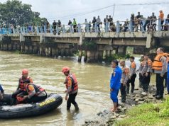 Tim SAR Gabungan Sisir Sungai Kalimalang, Korban Tenggelam Belum Ditemukan Pencarian Korban Tenggelam di Kalimalang Karawang Terus Dilanjutkan. (AlexaPodcast.ID)