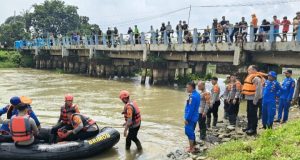 Tim SAR Gabungan Sisir Sungai Kalimalang, Korban Tenggelam Belum Ditemukan Pencarian Korban Tenggelam di Kalimalang Karawang Terus Dilanjutkan. (AlexaPodcast.ID)