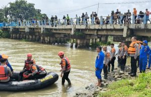 Tim SAR Gabungan Sisir Sungai Kalimalang, Korban Tenggelam Belum Ditemukan Pencarian Korban Tenggelam di Kalimalang Karawang Terus Dilanjutkan. (AlexaPodcast.ID)