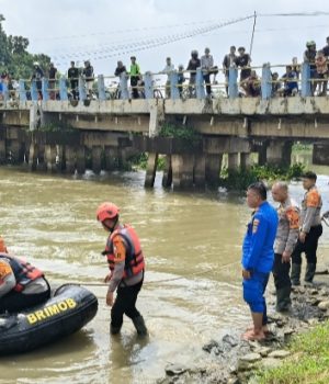 Tim SAR Gabungan Sisir Sungai Kalimalang, Korban Tenggelam Belum Ditemukan Pencarian Korban Tenggelam di Kalimalang Karawang Terus Dilanjutkan. (AlexaPodcast.ID)