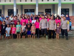 Peduli Korban Banjir, Polsek Tarumajaya dan Bhayangkari Turun Langsung ke Pengungsian Polsek Tarumajaya Bantu Warga Terdampak Banjir. (AlexaPodcast.ID)