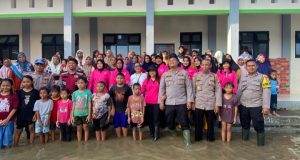 Peduli Korban Banjir, Polsek Tarumajaya dan Bhayangkari Turun Langsung ke Pengungsian Polsek Tarumajaya Bantu Warga Terdampak Banjir. (AlexaPodcast.ID)