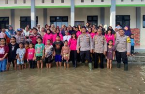 Peduli Korban Banjir, Polsek Tarumajaya dan Bhayangkari Turun Langsung ke Pengungsian Polsek Tarumajaya Bantu Warga Terdampak Banjir. (AlexaPodcast.ID)