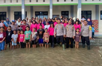 Peduli Korban Banjir, Polsek Tarumajaya dan Bhayangkari Turun Langsung ke Pengungsian Polsek Tarumajaya Bantu Warga Terdampak Banjir. (AlexaPodcast.ID)