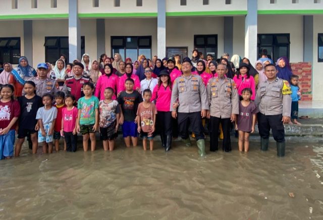 Polsek Tarumajaya Bantu Warga Terdampak Banjir. (AlexaPodcast.ID)