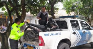 Terperosok Jalan Berlubang di Fly Over Cikampek, Pengendara Motor Luka Berat Kecelakaan Tunggal di Fly Over Cikampek. (AlexaPodcast.ID)