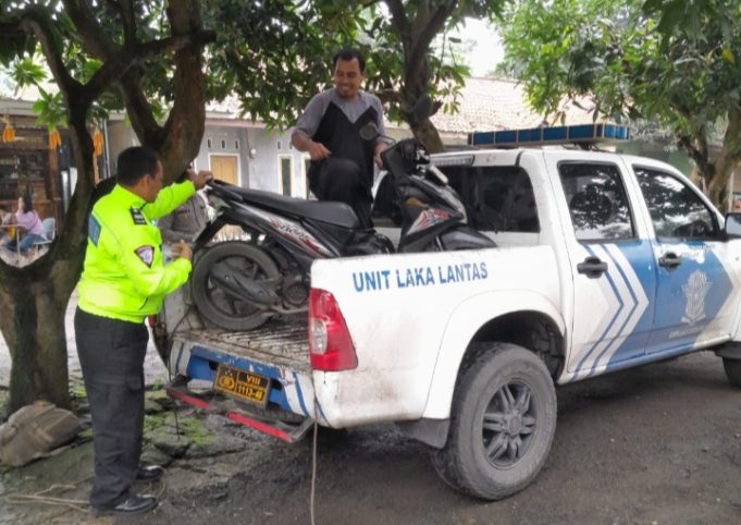 Terperosok Jalan Berlubang di Fly Over Cikampek, Pengendara Motor Luka Berat Kecelakaan Tunggal di Fly Over Cikampek. (AlexaPodcast.ID)