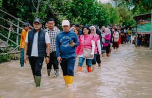 Kapolres Karawang Bersama Forkopimda Tinjau Lokasi Banjir di Cilamaya Wetan Kapolres Karawang Pastikan Penanganan Banjir di Cilamaya Wetan. (AlexaPodcast.ID)