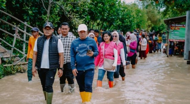 Kapolres Karawang Bersama Forkopimda Tinjau Lokasi Banjir di Cilamaya Wetan Kapolres Karawang Pastikan Penanganan Banjir di Cilamaya Wetan. (AlexaPodcast.ID)
