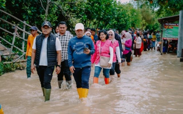 Kapolres Karawang Pastikan Penanganan Banjir di Cilamaya Wetan. (AlexaPodcast.ID)