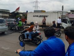 Polres Karawang Amankan Aksi Mahasiswa Tuntut Perbaikan Jalan di Klari Aksi Mahasiswa di Jalan Nasional Klari Dikawal. (AlexaPodcast.ID)