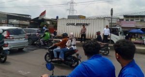 Polres Karawang Amankan Aksi Mahasiswa Tuntut Perbaikan Jalan di Klari Aksi Mahasiswa di Jalan Nasional Klari Dikawal. (AlexaPodcast.ID)